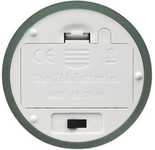 Undersidan av en batteridriven enhet med batterifack för två AA-batterier, strömbrytare för På, Av och Timer, CE-märkning och källsorteringssymbol.