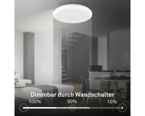LED-taklampa med stjärnhimmeleffekt i ett vardagsrum, dimbar via väggströmbrytare i steg om 100, 50 och 10 procent.