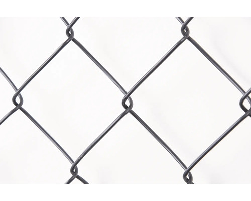 Närbild av ett flätverksstängsel med rutformade maskor av metalltråd.