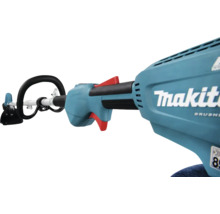 Detaljvy av en batteridriven grästrimmer från Makita med handtag och gasreglage.