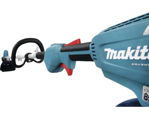 Detaljvy av en batteridriven grästrimmer från Makita med handtag och gasreglage.