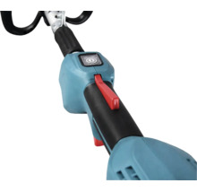 Detalj av manöverenheten på en röjsåg med startknapp, säkerhetsbrytare och ergonomiskt grepp på skaftet.
