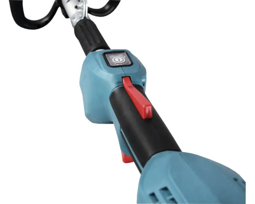 Detalj av manöverenheten på en röjsåg med startknapp, säkerhetsbrytare och ergonomiskt grepp på skaftet.