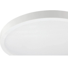 Närbild av en rund LED-taklampa med stjärnhimmelseffekt och vit plastkant.