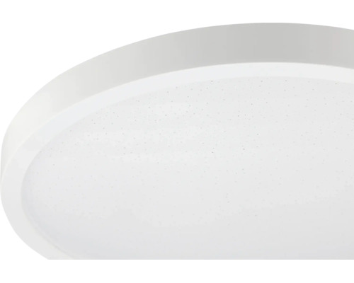 Närbild av en rund LED-taklampa med stjärnhimmelseffekt och vit plastkant.