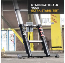 Teleskopstege med stabiliseringsstag vid basen för ökad stabilitet.