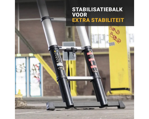 Teleskopstege med stabiliseringsstag vid basen för ökad stabilitet.