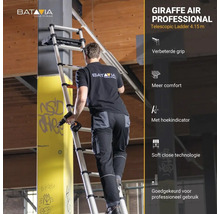 Batavia Giraffe Air Professional teleskopstege 4,15 meter lutad mot en pelare med en person som använder den.
