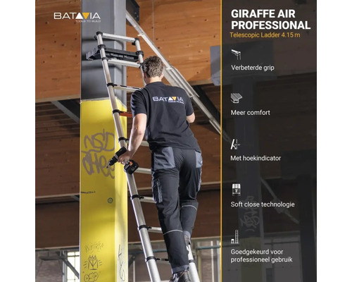 Batavia Giraffe Air Professional teleskopstege 4,15 meter lutad mot en pelare med en person som använder den.