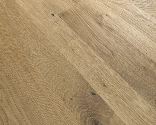 Parkettgolv med naturlig ådring och kvistar.