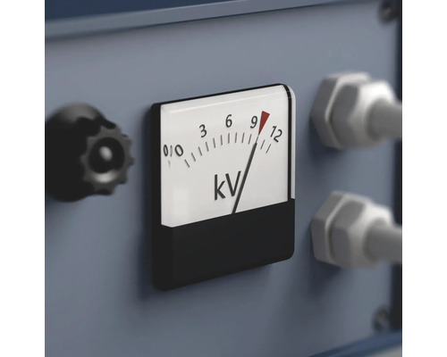 Analog kilovolt-mätare på en elektrisk apparat med en display i kilovolt.