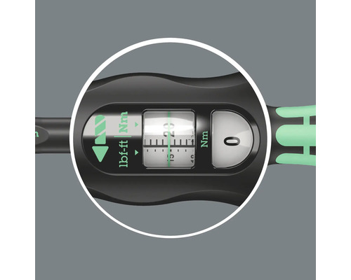Närbild av displayen på en momentnyckel med skalor för newtonmeter och foot-pounds.