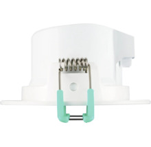 LED-downlight i plast, sidovy med fjäderklämma i metall för takmontering.