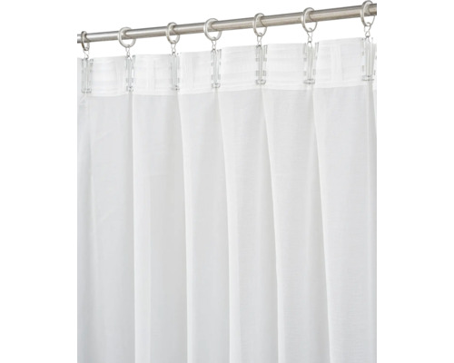 Vit transparent gardin fäst vid en gardinstång med ringar och klämmor.