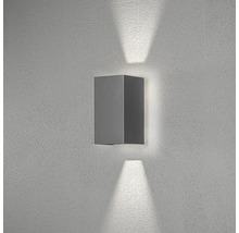 Modern LED-vägglampa för utomhusbruk i antracit med ljusflöde uppåt och nedåt på en vägg.