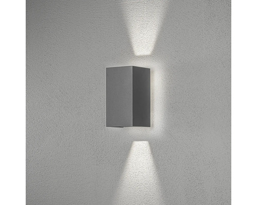 Modern LED-vägglampa för utomhusbruk i antracit med ljusflöde uppåt och nedåt på en vägg.
