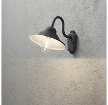 Svart utomhusvägglampa i klassisk design med böjd arm, konisk skärm och klart skyddsglas.