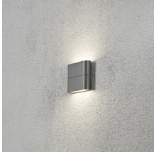 Modern LED-vägglampa för utomhusbruk i antracit, belysning uppåt och nedåt på en fasad, varmvitt ljus.
