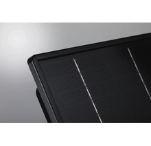 Närbild av en svart solpanel med synliga solceller och ram.