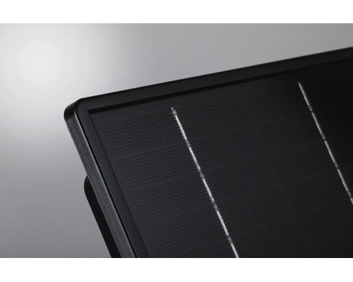 Närbild av en svart solpanel med synliga solceller och ram.