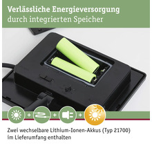 Baksidan av en solcellslampa med ett öppet fack för två utbytbara litiumjonbatterier av typ 21700.