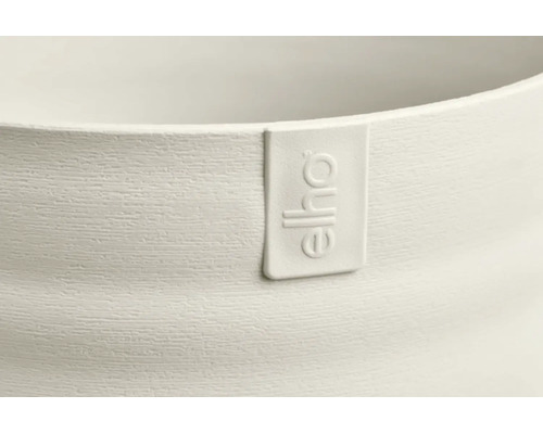 Detaljvy av en blomkruka med horisontell ytstruktur och Elho Logo.