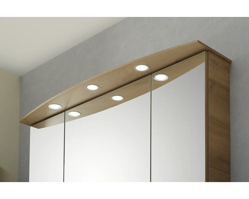 Tredörrars spegelskåp för badrum i trälook med sex integrerade LED-spotlights i krönet.