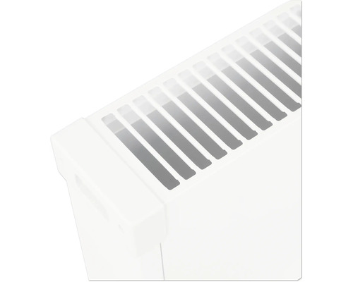 Detaljvy av det övre gallret och sidopanelen på en vit panelradiator.