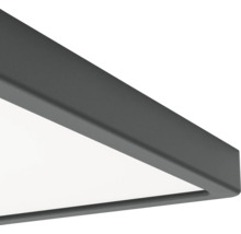 Detaljvy av ett hörn på en LED-panel med antracitfärgad metallram och vit ljusyta.