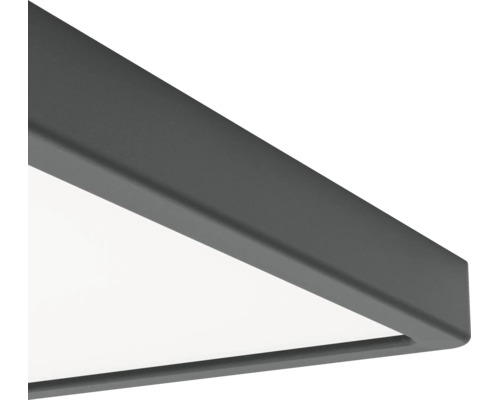 Detaljvy av ett hörn på en LED-panel med antracitfärgad metallram och vit ljusyta.