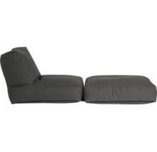 Loungestolset bestående av en saccosäck med ryggstöd och matchande fotpall i grått tyg.