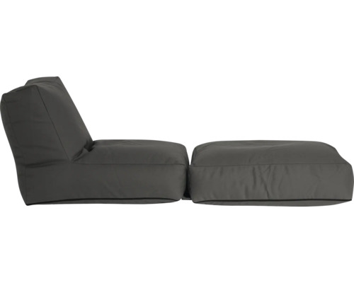 Loungestolset bestående av en saccosäck med ryggstöd och matchande fotpall i grått tyg.