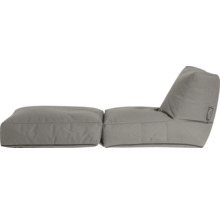 Sittsäck fåtölj och fotpall från Sitting Point med grått tygöverdrag, modern loungemöbel för golvet. Sitting Point Logo.