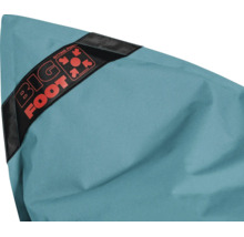 Detaljvy av en turkos saccosäck i textil med Big Foot Logo och Sitting Point Logo.