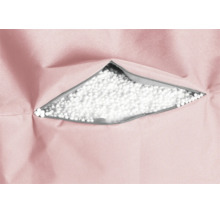 Närbild av en rosa sittsäck med en öppen dragkedja som visar fyllning av vita polystyrenkulor.