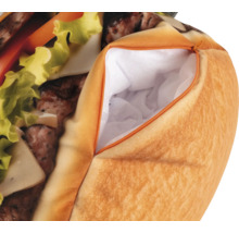 Kudde i form av en hamburgare med dragkedja och innerfoder.