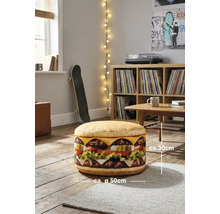 En rund sittpuff i hamburgerdesign, cirka 30 centimeter hög och cirka 50 centimeter i diameter, i ett ljust rum med trägolv.
