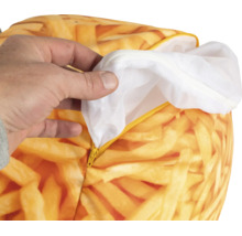 Saccosäck med tryck av pommes frites, detaljbild av dragkedjan och den vita innersäcken.