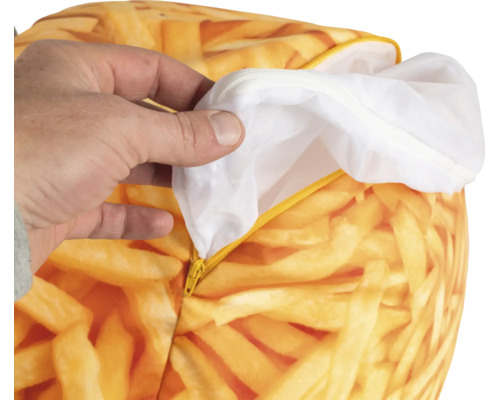 Saccosäck med tryck av pommes frites, detaljbild av dragkedjan och den vita innersäcken.