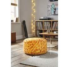 Rund sittpuff med pommes frites-mönster, diameter cirka 50 centimeter, höjd cirka 30 centimeter, i ett modernt rum med trägolv.