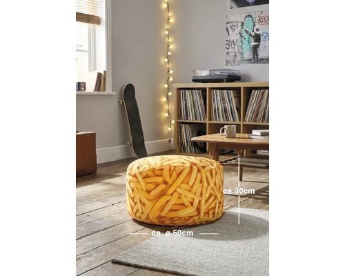 Rund sittpuff med pommes frites-mönster, diameter cirka 50 centimeter, höjd cirka 30 centimeter, i ett modernt rum med trägolv.