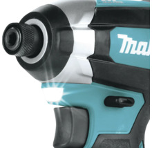 Makita slagskruvdragare med integrerad LED-arbetsbelysning för belysning av chucken och arbetsytan.