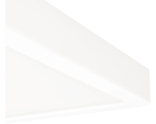 Detaljbild av hörnet på en vit taklampa eller en LED-panel.