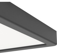 Detaljbild av hörnet på en kvadratisk LED-panel taklampa med matt mörkgrå ram.