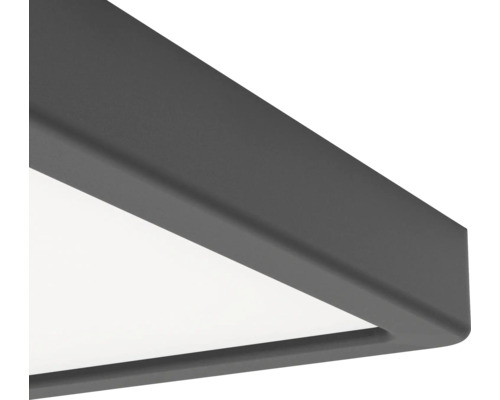 Detaljbild av hörnet på en kvadratisk LED-panel taklampa med matt mörkgrå ram.