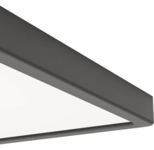 Platt LED-panel med metallram och plastdiffusor.