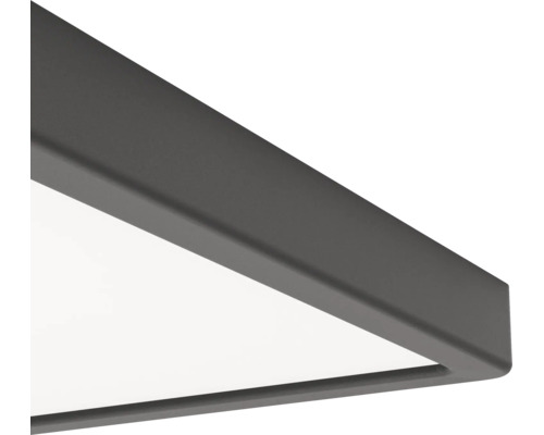 Platt LED-panel med metallram och plastdiffusor.