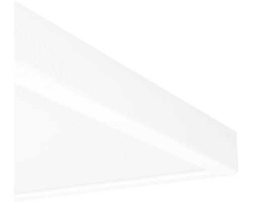 Detaljvy av hörnet på en vit, platt panel för takmontering.