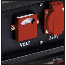 Kontrollpanel på ett elverk med voltmeter och 230 Volt uttag.