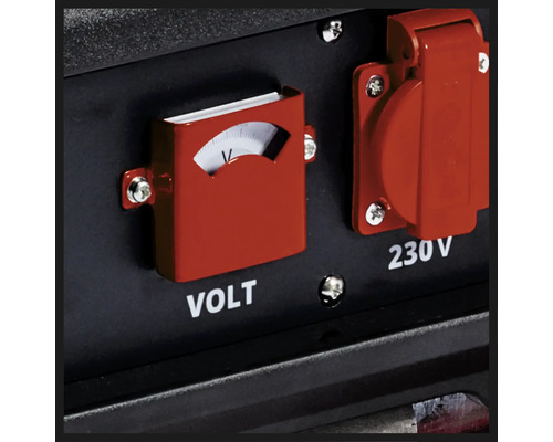 Kontrollpanel på ett elverk med voltmeter och 230 Volt uttag.